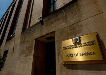 Sërish shkurtime në Zërin e Amerikës: Drejtoresha e Agjencisë Amerikane për Median Globale thekson nevojën për të përmirësuar funksionimin e agjencisë në vështirësi.