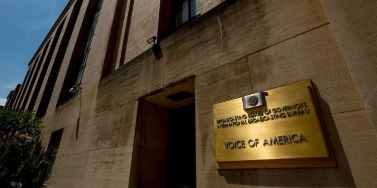 Sërish shkurtime në Zërin e Amerikës: Drejtoresha e Agjencisë Amerikane për Median Globale thekson nevojën për të përmirësuar funksionimin e agjencisë në vështirësi.