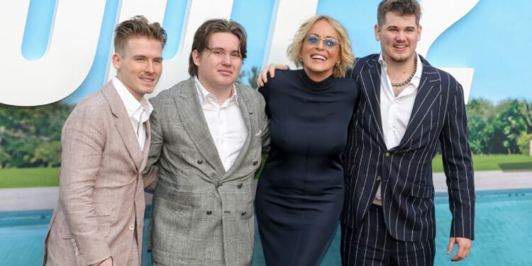 Sharon Stone në një paraqitje të veçantë me tre djemtë e saj, aktorja shkëlqen në tapetin e kuq të ‘Nobody 2’