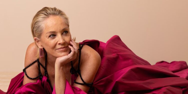 Sharon Stone përshkruan famën, sekretet familjare, abuzimin seksual dhe rikthimin e saj pas goditjes në tru: 'Isha shumë e mirë'