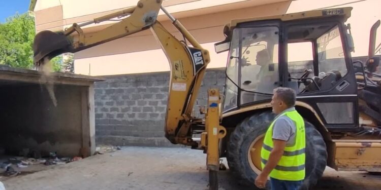 Shembja e tre objekteve në Lushnje nga IMT dhe policinë bashkiake për lirimin e hapësirave.