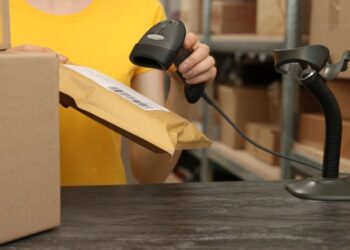 Shërbimet postare në Europë kufizojnë dërgesat në SHBA për shkak të tarifave të vendosura nga Trump.