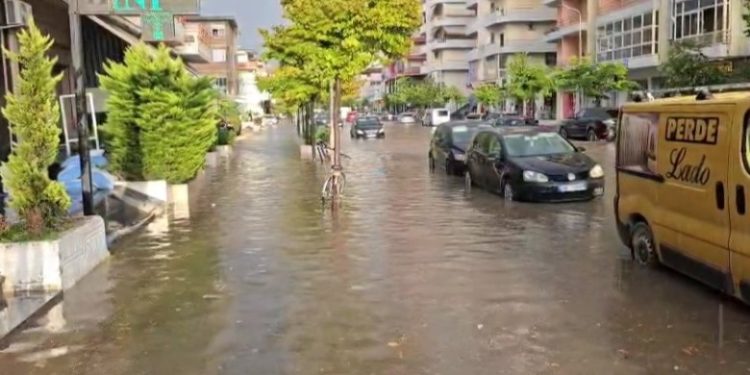 Shi i pandërprerë shkakton përmbytje përsëri në Vlorë