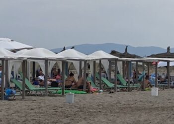 Shqiptarët e huaj zgjedhin Darëzezën për relaksim, plazhin e shëruese dhe aktivitete sportive në ujë!