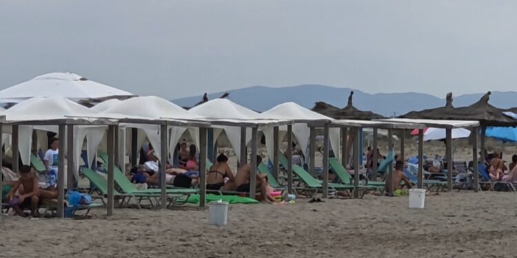 Shqiptarët e huaj zgjedhin Darëzezën për relaksim, plazhin e shëruese dhe aktivitete sportive në ujë!