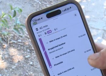 Shqiptarët ndjekin shërbimin e transportit urban në Tiranë përmes Google Maps.
