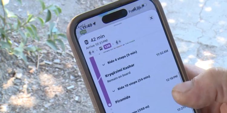 Shqiptarët ndjekin shërbimin e transportit urban në Tiranë përmes Google Maps.