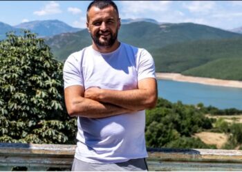 “Shqiptarët që kthehen vullnetarisht nga Anglia: Sa para shpërblimi për ta, sipas Sunday Times”