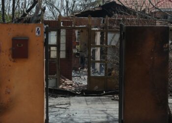 Shtëpi të shkatërruara dhe 26 kuaj të vdekur! Banorët kthehen në periferi të Madridit pas zjarrit shkatërrues