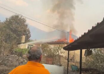 Shtëpia digjet në Lefterhor, banorët bëjnë përpjekje për ta shuar: Nuk ka zjarrfikës në zonë!