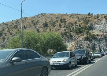 Shtohen radhët dhe trafiku arrin deri në 70 km në Muriqan pas atentatit ndaj liderit të krimit në Budva.