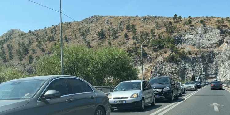 Shtohen radhët dhe trafiku arrin deri në 70 km në Muriqan pas atentatit ndaj liderit të krimit në Budva.