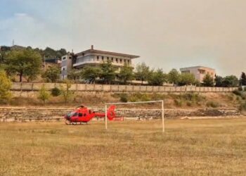 Situata bëhet më serioze: Helikopterët e emergjencës në stadiumin e Gramshit, gati për të transportuar të plagosur.