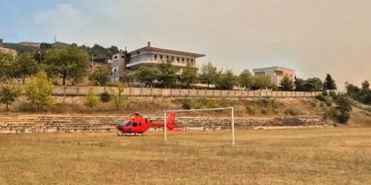 Situata bëhet më serioze: Helikopterët e emergjencës në stadiumin e Gramshit, gati për të transportuar të plagosur.