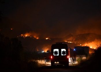 Situatë alarmante në Finiq, dy shtëpi digjen! Banorët evakuohen.
