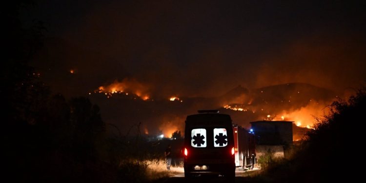 Situatë alarmante në Finiq, dy shtëpi digjen! Banorët evakuohen.