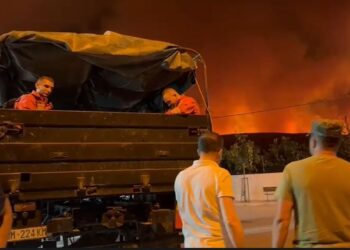 Situatë e tensionuar në Gramsh, zjarri prek një fshat tjetër, fillon evakuimi i banorëve.