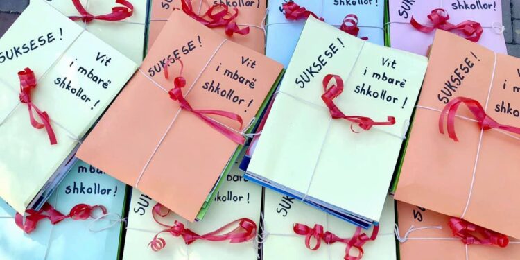 Sot nis shpërndarja e librave shkollorë falas për 236 mijë nxënës në vend, Rama: Ndihmë për fëmijët dhe familjet e tyre.