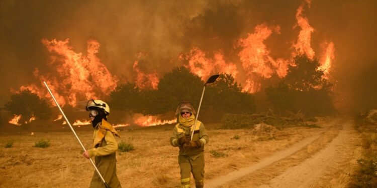 Spanja përballë zjarreve: Rrugët dhe hekurudhat mbyllen në Galicia, banorët evakuohen, 7 persona humbasin jetën.