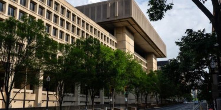 “Spastrim” në FBI? Dy zyrtarë të lartë largohen në mes të tensioneve me administratën Trump.