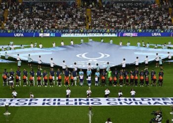 “Stop vrasjes së fëmijëve” / UEFA ‘hap gojën’ në Superkupë, mesazh i fuqishëm nga fusha për konfliktin që po trondit botën.