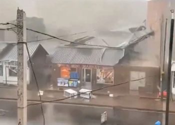 Stuhia Floris shkakton dëme në Britaninë e Madhe, përplasje në hekurudhat dhe rrugët për shkak të erërave të fuqishme.