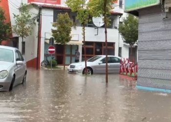 Stuhia dhe shirat e dendur shkaktojnë përmbytje në Lezhë, niveli i ujit arrin deri në 30 cm