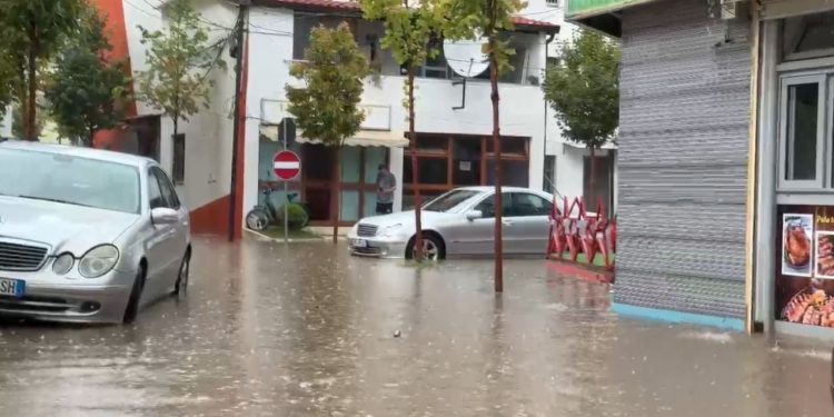 Stuhia dhe shirat e dendur shkaktojnë përmbytje në Lezhë, niveli i ujit arrin deri në 30 cm