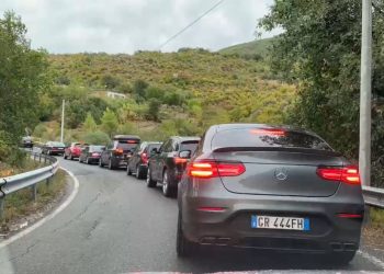 Stuhia ‘tremb’ pushuesit në Velipojë e Shëngjin, qarkullim i dendur në rrugët Shkodër–Lezhë dhe Lezhë–Milot