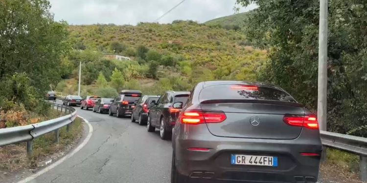 Stuhia ‘tremb’ pushuesit në Velipojë e Shëngjin, qarkullim i dendur në rrugët Shkodër–Lezhë dhe Lezhë–Milot