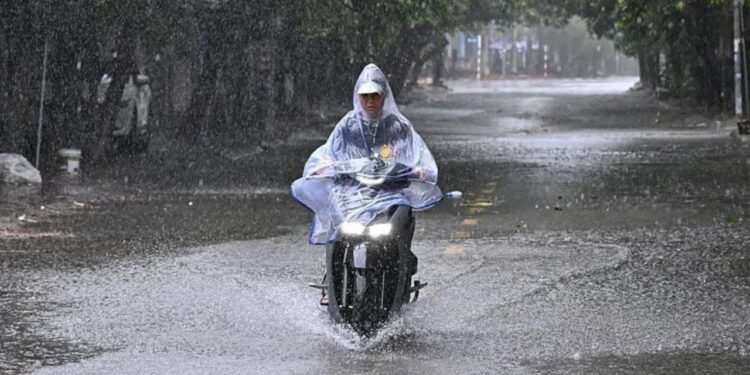 Tajfuni i fortë godet Vietnamin, erërat e fuqishme dhe shi i bollshëm shkaktojnë përmbytje! 600 mijë persona të evakuuar.