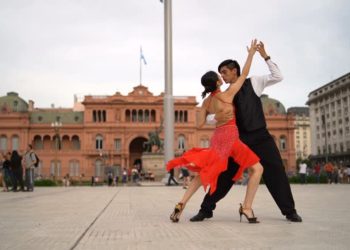 “Tango, një Terapi”/ Mjekët argjentinë përdorin vallet për të trajtuar Parkinsonin.