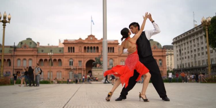 “Tango, një Terapi”/ Mjekët argjentinë përdorin vallet për të trajtuar Parkinsonin.