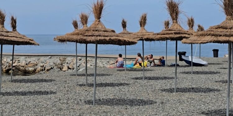 Të huajt zbulojnë Kallmin: Plazhi i fshehtë i Durrësit tani bëhet destinacion turistik.