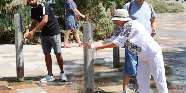 Temperaturat e nxehta arrijnë deri në 42 gradë Celsius, parashikimi i motit për këtë të dielë.