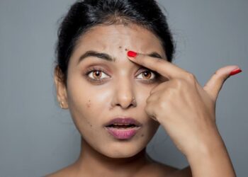 Thoni lamtumirë njollave dhe pikat e errëta në lëkurë falë një recete tradicionale indiane!