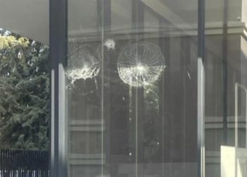 Thyen xhamat e Bashkisë, i riu proteston kundër lirimit të hapësirave publike në Korçë