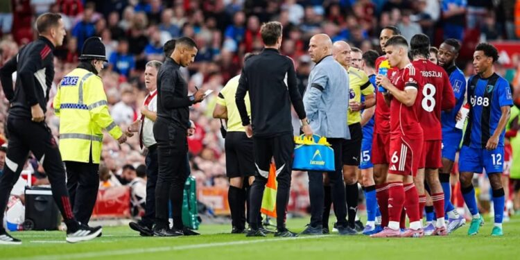 Tifozi i Liverpool-it arrestohet për thirrje raciste ndaj futbollistit kundërshtar.