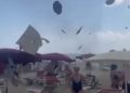 Tornado i papritur në një plazh të Italisë qendrore, çadrat shpërndahen në ajër