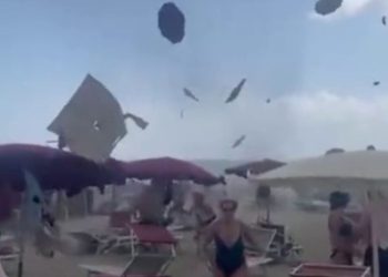 Tornado i papritur në një plazh të Italisë qendrore, çadrat shpërndahen në ajër