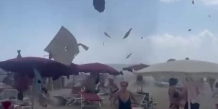 Tornado i papritur në një plazh të Italisë qendrore, çadrat shpërndahen në ajër