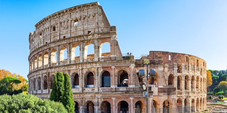 Tragjedi në Koloseum: Ndërron jetë një guide turistike 56-vjeçare në mes të turmave  
Roma është e tronditur nga ndarja e papritur nga jeta e një ciceroni 56-vjeçar brenda Koloseut, teksa ai po udhëhiqte turistët në të nxehtit e verës.