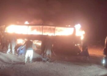 Tragjedia në Afganistan: Autobusi përplaset me një kamion, më shumë se 70 të vdekur.