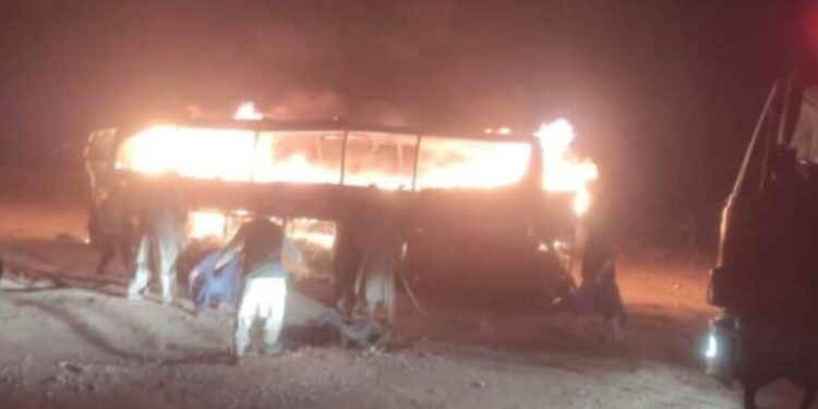 Tragjedia në Afganistan: Autobusi përplaset me një kamion, më shumë se 70 të vdekur.