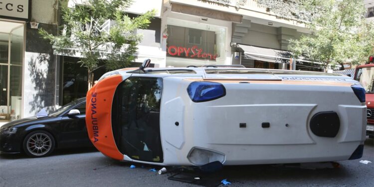 Tragjedia në Greqi! Ambulanca rrëzohet gjatë udhëtimit për në spital, pacienti humb jetën.