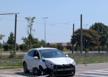 Tragjedia në Milano! Katër të rinj vidhen makinë me targa franceze, shkaktojnë vdekjen e një gruaje të moshuar dhe shpëtojnë nga vendi i ngjarjes.