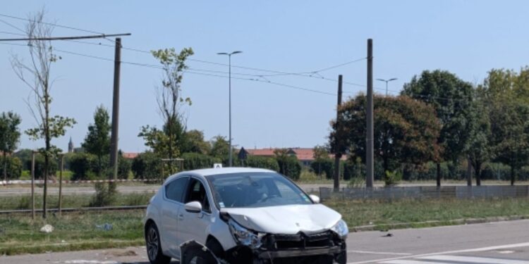 Tragjedia në Milano! Katër të rinj vidhen makinë me targa franceze, shkaktojnë vdekjen e një gruaje të moshuar dhe shpëtojnë nga vendi i ngjarjes.