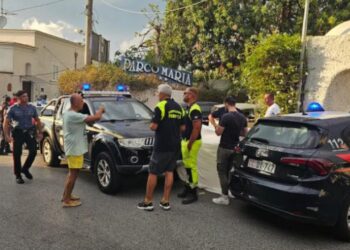 Tragjedia në Napoli: 69-vjeçari vret partneren dhe nënën e ish-bashkëshortes, më pas kryen vetëvrasje; gruaja në gjendje kritike.