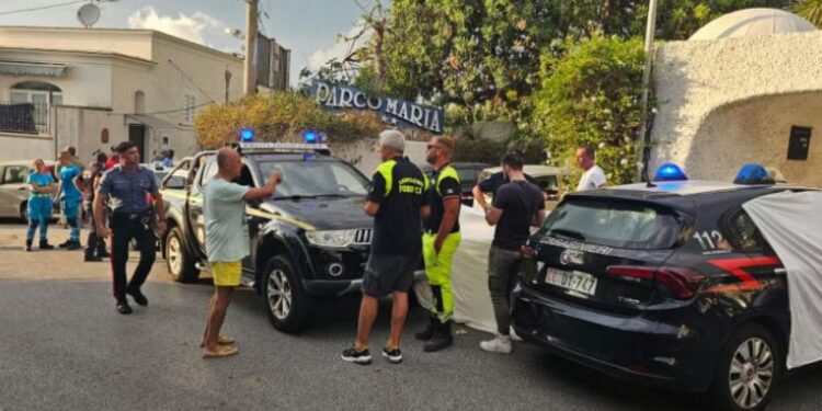 Tragjedia në Napoli: 69-vjeçari vret partneren dhe nënën e ish-bashkëshortes, më pas kryen vetëvrasje; gruaja në gjendje kritike.