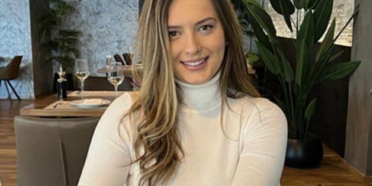 Tragjike! Ndjejmë humbjen e drejtores së Shëndetësisë në Kamenicë, Greta Kryeziu, e cila ndërron jetë në moshë të re.